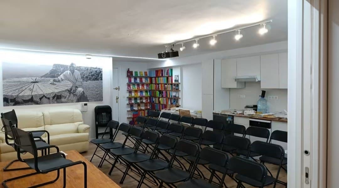 La sala de Fragmenta Editorial, amb cadires parades davant de les prestatgeries