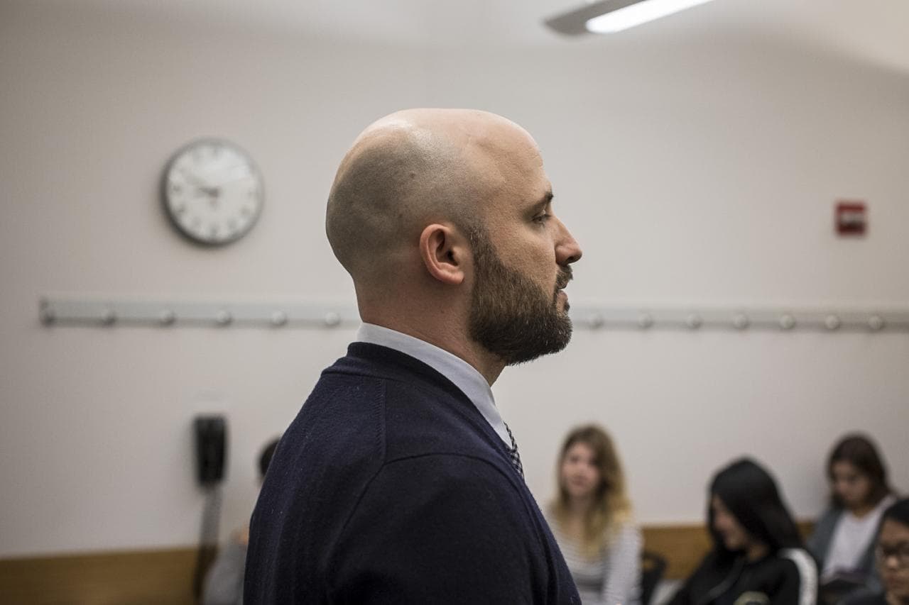Jordi Graupera, de perfil, en una aula amb estudiants
